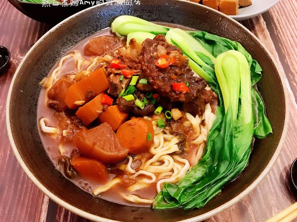 再來一張特寫⋯WMF PRO 快力鍋真的太厲害了，不是浪得虛名⋯真的好快速又簡單操作，這碗牛肉麵可以賣多少錢啊？真的太美味了⋯
推薦給忙碌的職業婦女和煮婦們，有好鍋⋯
人人都可變大廚啊！煮婦真心推薦❤️