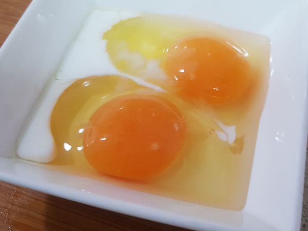 兩顆蛋加一大匙牛奶（水）及1/4紅匙鹽巴，打散備用。