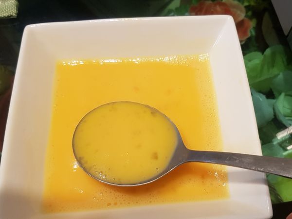 （我用電烤盤，一般可用平底不沾鍋）鍋子大火燒熱，加入少許油，轉中小火，準備倒入一大匙蛋汁。