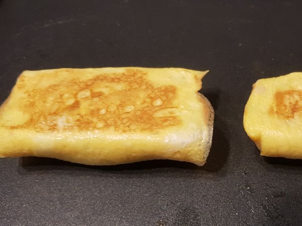 兩面稍微煎烤成金黃色。