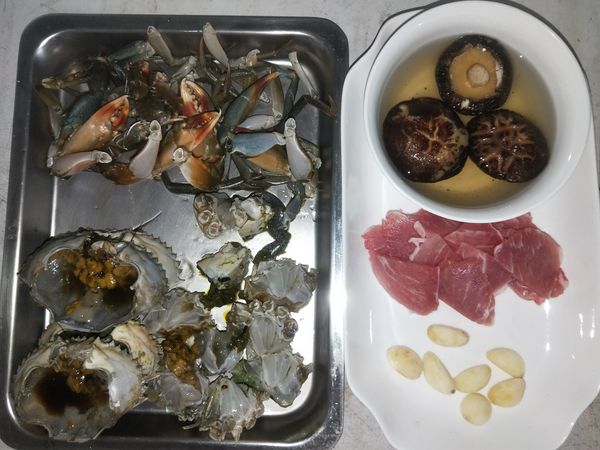 螃蟹清洗切小塊，香菇泡水