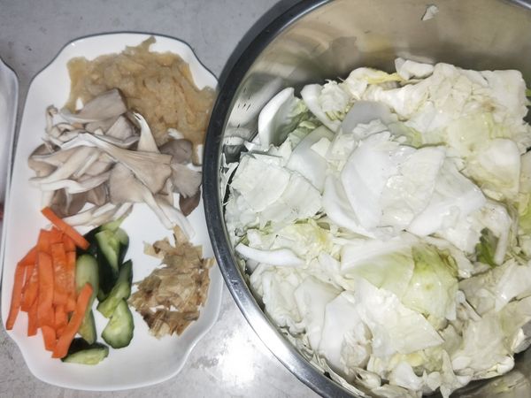 白菜切片，紅蘿蔔切條，豆皮切條，扁魚切小塊。可以加入自己喜歡的配料 如火鍋料 .菇類.粉絲