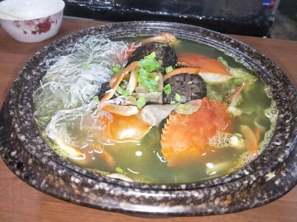 1.鍋內加少許油先煸香扁魚再加入紅蘿蔔炒出黃油，下蒜瓣肉片香菇拌炒一下
2.加入白菜.加高湯蓋過食材煮滾.放入螃蟹加調味料
3.裝入砂鍋加少許米酒，開小火越滾越好吃。