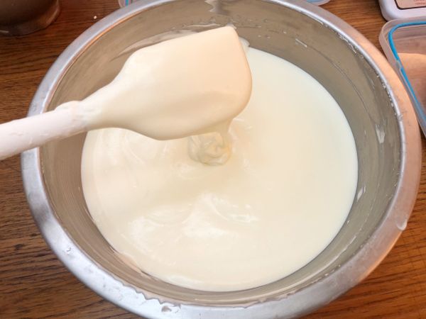 先挖取一半的鮮奶油加入步驟6鍋中拌勻後，再加入剩下的鮮奶油輕柔拌勻。※加入鮮奶油時必需確認奶油乳酪鍋已恢復常溫，否則鮮奶油會溶化。