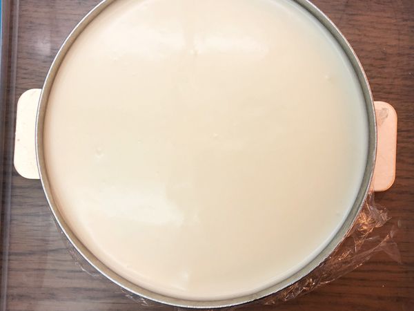 由冰箱取出幕斯模，倒入步驟8，最後預留約0.5cm不要倒滿。再送回冰箱冷藏至少6小時或一個晚上。