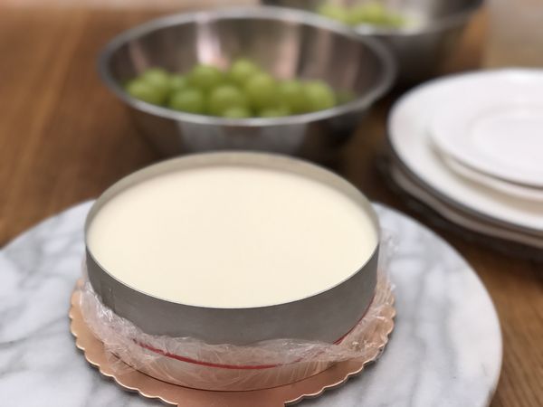 取出冰至凝固的生乳酪。