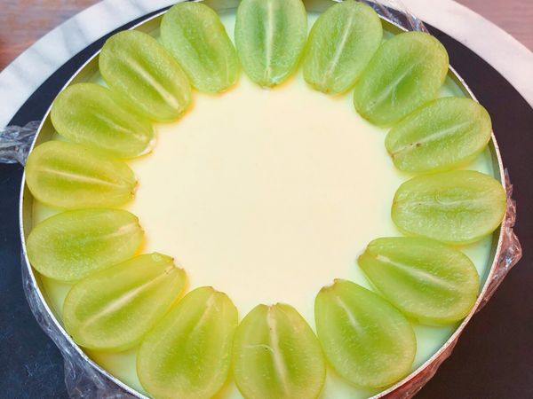 葡萄直切對半，開始由外圍往中間排列。