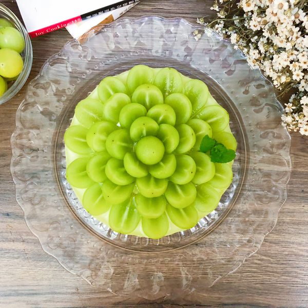 脫模後，放射狀排列的奢華感麝香葡萄生乳酪就完成囉!