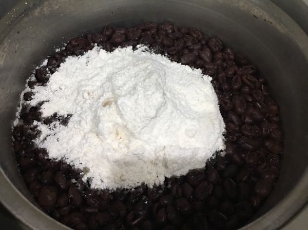 4.電鍋第二次跳起，先不急著開鍋蓋。取兩米杯冰糖，用調理機打成綿冰糖（冰糖粉）。
5.將綿冰糖與ㄧ咪咪鹽巴倒入紅豆湯裡頭，不想破壞豆子可用筷子攪拌。
