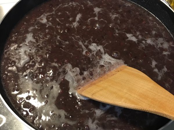 6.這時若發現內鍋水份依然很多，可將紅豆湯倒入不沾鍋，開中小火輕力拌。忌用大火，怕燒焦。