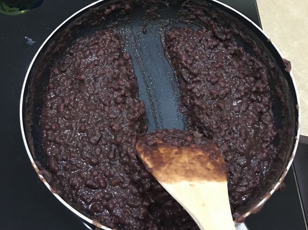 7.等待水份收的差不多，將鍋子移至有電風扇的地方，吹乾剩餘的水份順便放涼蜜紅豆（過程繼續輕力攪拌）水份收乾了就能裝在保鮮盒。