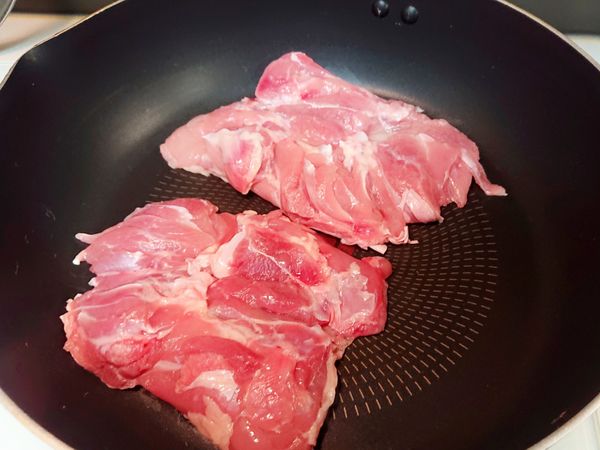 雞腿洗淨擦乾，熱鍋不放油，把雞皮朝鍋底煎至略焦，另一面稍微熟即可，取出雞腿靜置後再切塊。

此時鍋底會有油，不想湯太油膩可以先倒出來
