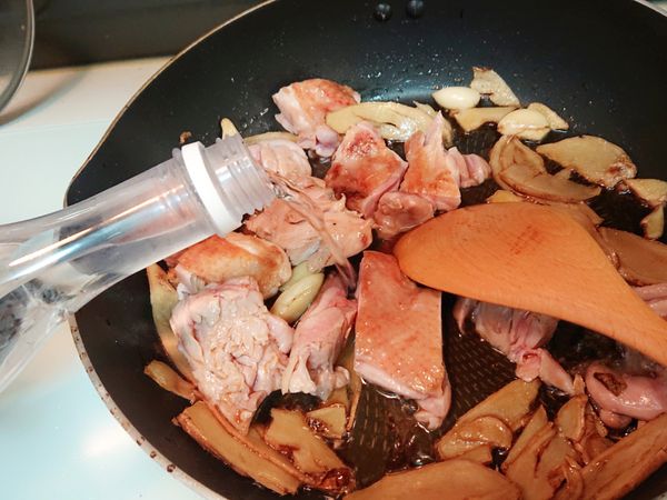 再加米酒、水、鹽調味，記得湯要淹過食材。蓋上鍋蓋悶煮10分，再打開煮5-7分讓酒氣散去即可。