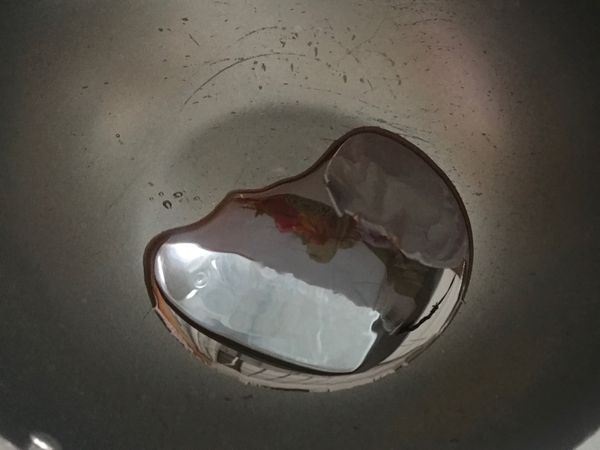 倒3匙麻油，熱鍋