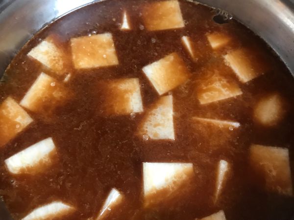 起鍋將炒好的雞塊倒入大鍋內，蘿蔔及香菇也一併放入，再倒入白開水，淹過材料即可，外鍋二杯水，電鍋煮好跳起，最後才放魚丸，外鍋一杯水，就可以了。（全部20-30分）