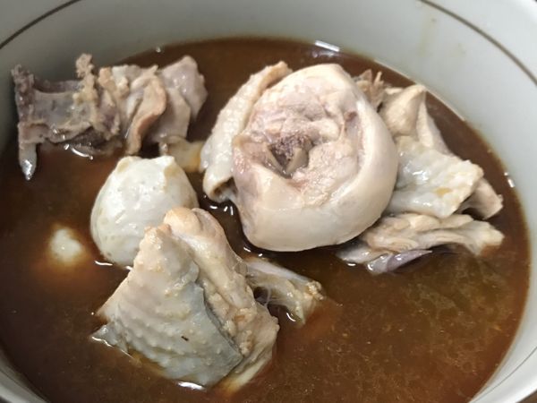 濕冷的天氣就是適合喝麻油雞湯，去去寒冷天氣，溫暖家人的心喔！