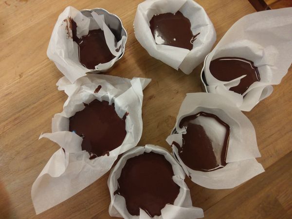 將裝有布朗尼的模型放到烤盤上，用180度烤40分鐘