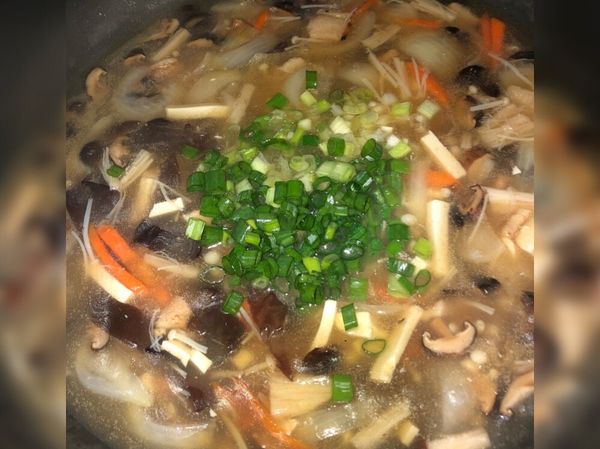 豬肉爆香➡️紅蘿蔔➡️香菇➡️金針菇➡️木耳➡️豆腐➡️勾芡➡️烏醋
喜歡吃什麼就加什麼