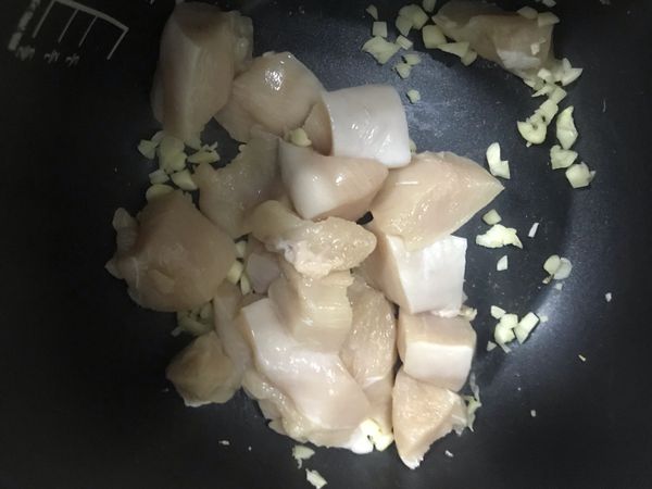 倒入雞胸肉拌炒至稍微變色即可