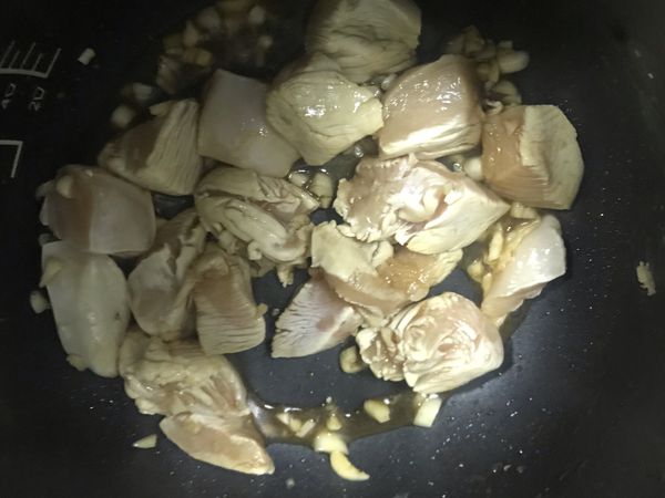 倒入醬油、米酒、鹽巴（適量），萬用鍋蓋鍋悶煮約1-2分鐘，開鍋後雞肉熟後在放入蔥花拌炒一下即可