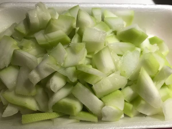 蒲瓜洗淨去皮去籽。切小塊