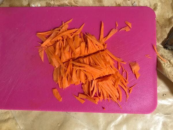 紅蘿蔔去皮切絲。