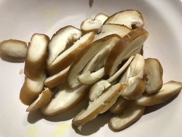 香菇泡水。泡軟後切片。