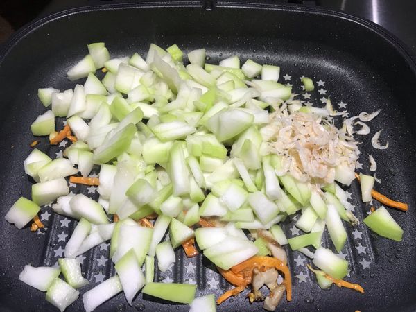 把蒲瓜蝦米入鍋中大火翻炒一下。