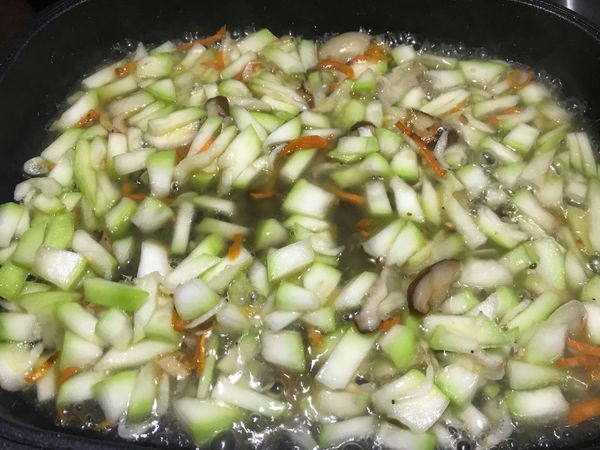 加入食用水。水量要剛好蓋到蒲瓜。蓋上鍋蓋。