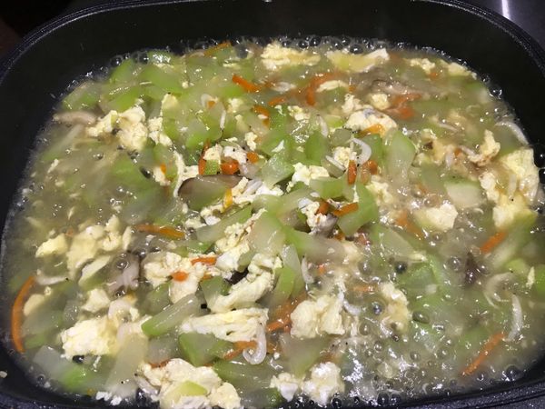 把蛋炒到熟了。加鹽巴。香油。
下太白粉水攪拌勾芡一下。盛盤