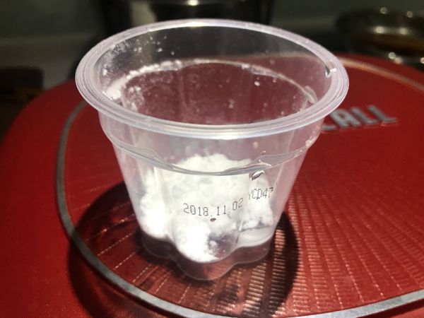 在等蓋鍋煮的時間裡。充分利用時間調太白粉水。太白粉少量。