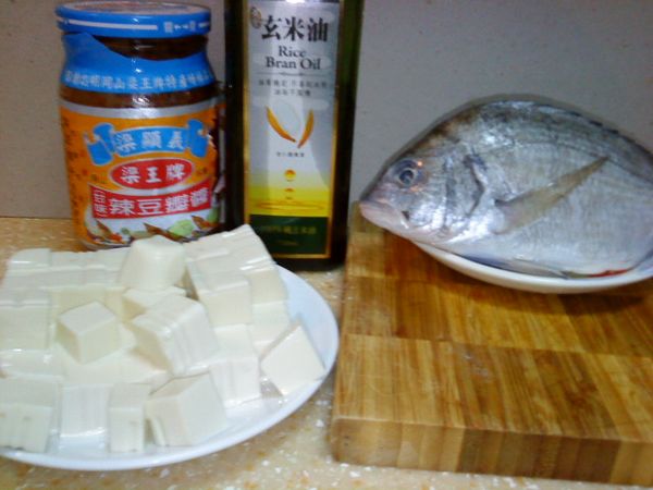 豆腐切小丁，鮮魚洗淨備用