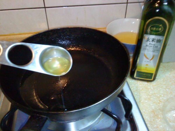 熱鍋後加入1大匙[健康廚房]黃金玄米油