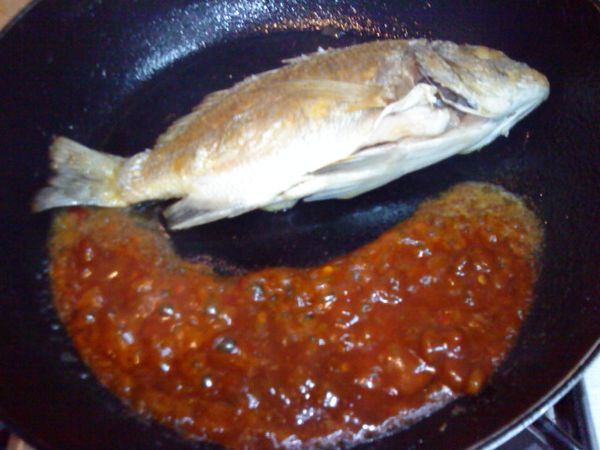 傾斜平底鍋，讓油集中一側，加入[調味]後熄火炒香