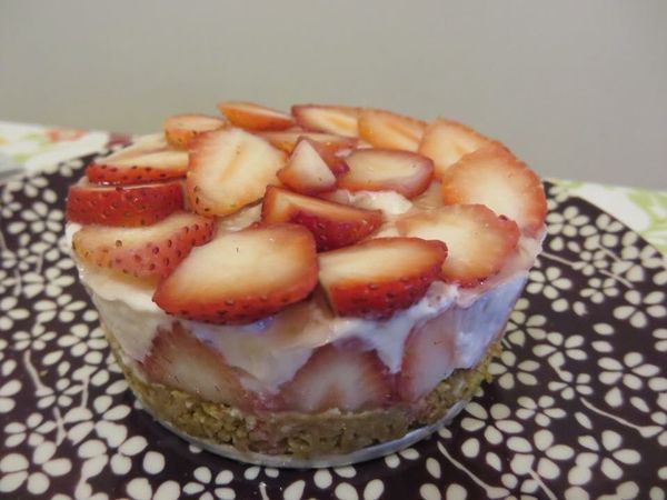 然後再模具旁擺草莓