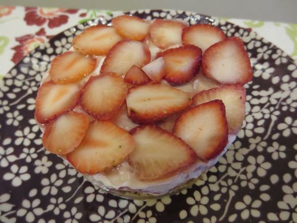 最後倒入模具，最後草莓裝飾，淋上一點吉利丁液體，放入冰箱冷藏半天即可