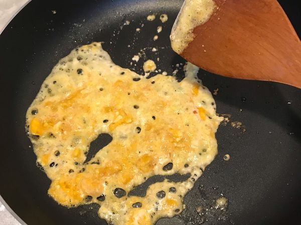 熱鍋加入橄欖油，將鹹蛋蛋黃放入炒至起泡沫，放入蒜末、辣椒拌炒，加入米酒，讓米酒稍微燒一下。
放入秋葵拌炒3分鐘，最加入鹹蛋蛋白，拌炒2分鐘，起鍋。