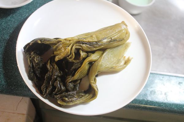 酸菜是朋友自家醃的，不鹹不酸，沖洗淨後切成小塊備用。若是外買的，如果酸鹹過度，可以泡水多洗幾次。