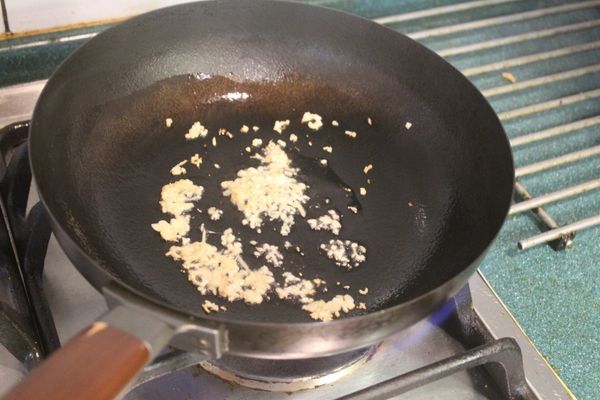 起油鍋，爆香蒜末和薑末。
