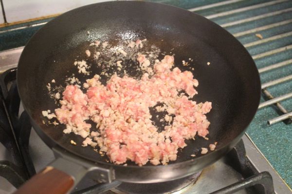 放入豬絞肉，炒至肉變色。