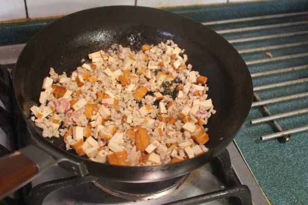 放入豆干丁，拌炒一下。