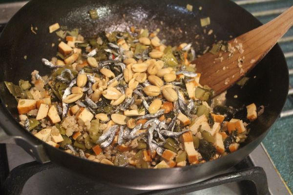 家中正好有澎湖花生和小魚干，也加入拌勻添味。