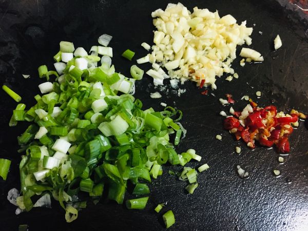 蒜、辣椒、蔥切末
