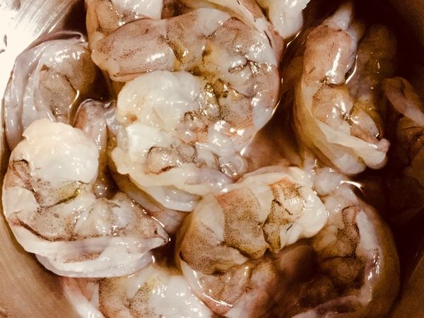 蝦仁去蝦腸，開背
加一小匙鹽用米酒一大匙醃個十分鐘