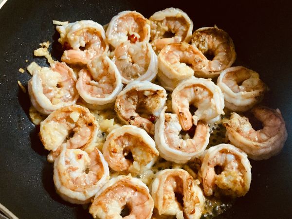 加入蝦仁，用拌炒或用煎的方式皆可～
我是一隻一隻翻，比較好掌控熟的平均度
此時可下米酒去腥提味
大部分都熟了之後再用翻炒的
然後下蔥花，拌炒後即完成