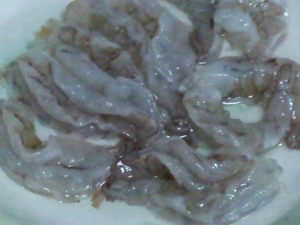 去蝦頭.蝦殼.腸泥,加鹽.米酒抓一下,然後再用清水沖洗,沾麵糊前要把水份吸乾