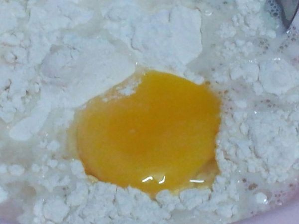麵粉+雞蛋黃+水調成麵糊
