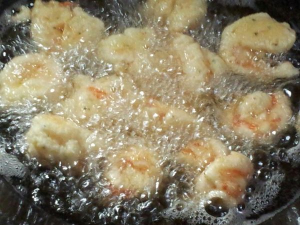 以中火炸蝦至金黃色