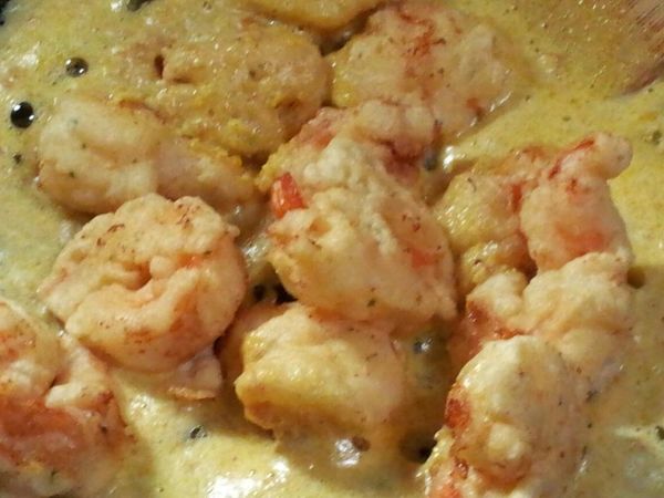 放入炸好的蝦,加入蒜末.糖.繼續翻炒讓鴨蛋黃巴在蝦球上即可