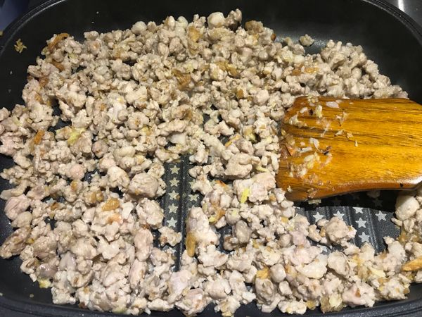 拌炒到豬絞肉都熟白了。